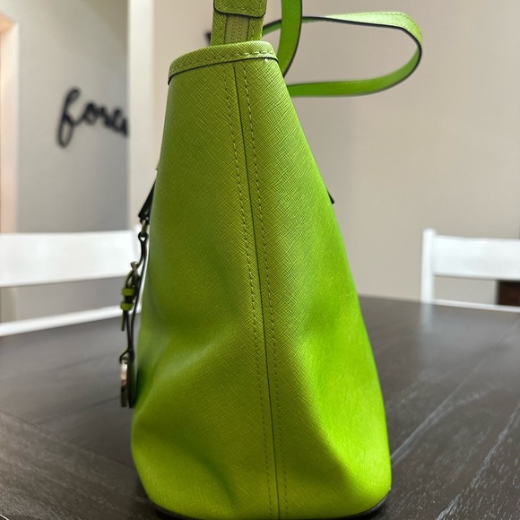 Lime Green Michael Kors tote bag with zipper - Picture 5 of 11